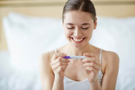 Vrouw met zwangerschapstest-2