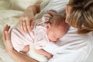 Moeder en kind knuffelen