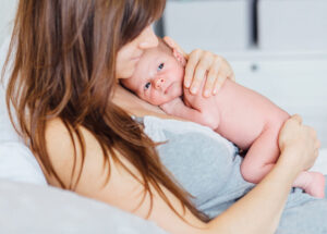 Baby pasgeboren bij mama