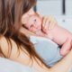 Baby pasgeboren bij mama