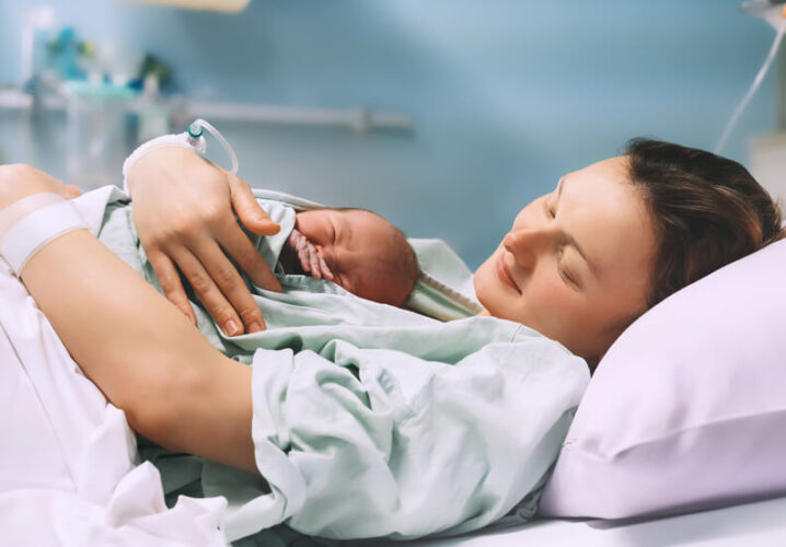 Moeder en baby na inleiden bevalling