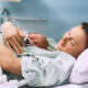 Moeder en baby na inleiden bevalling