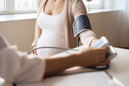 Bloeddruk meten zwangere vrouw