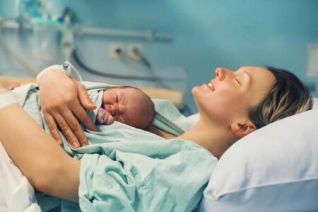 Vrouw met baby na bevalling